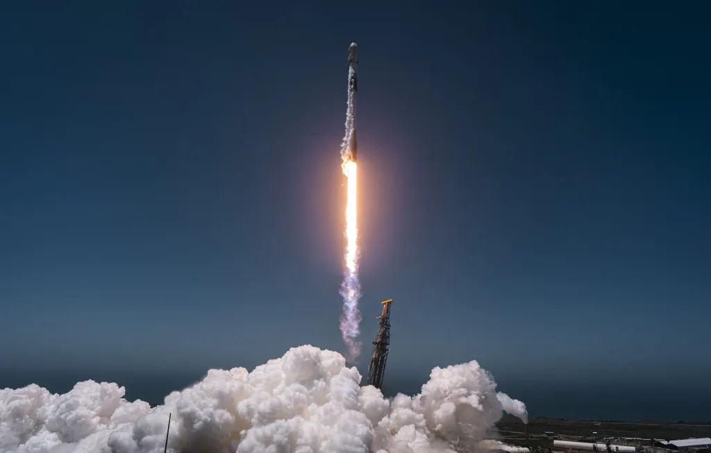 SpaceX wins $1.6 billion in launch orders for military satellite networks