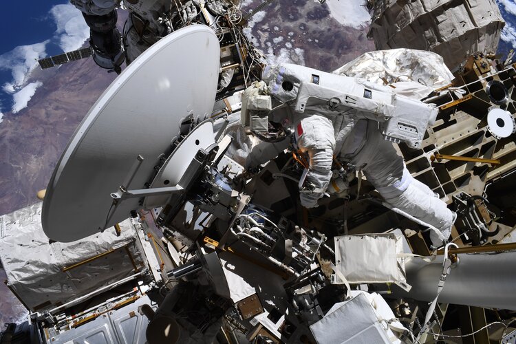 ESA OPS UPDATE: ADENOT EVA AND CLUSTER ATMOSPHERIC RE-ENTRY