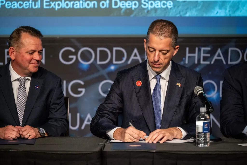 Serbia signs the Artemis Accords